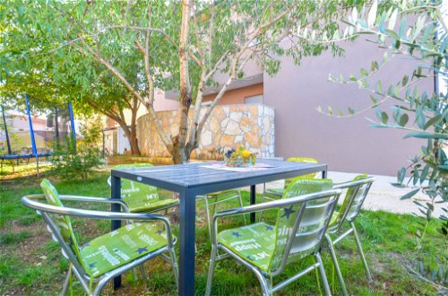 Foto 10 - Apartamento de 1 quarto em Ližnjan com jardim e terraço