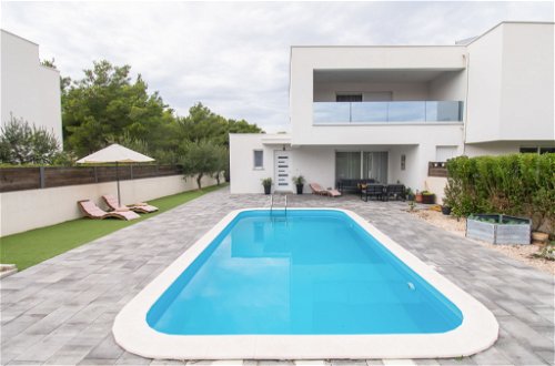 Foto 10 - Casa de 3 quartos em Vodice com piscina privada e vistas do mar