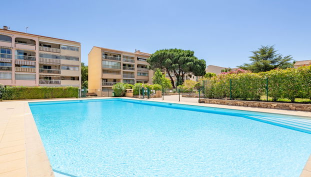 3 bedroom Apartment in Sainte-Maxime with swimming pool and terrace - Photo 2
