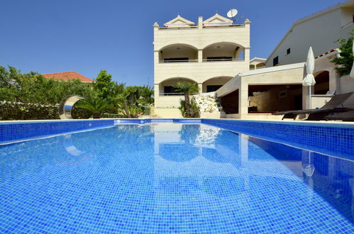 Photo 30 - Appartement de 2 chambres à Okrug avec piscine et vues à la mer