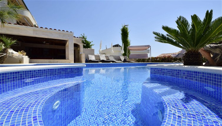 Foto 1 - Apartamento de 2 quartos em Okrug com piscina e vistas do mar