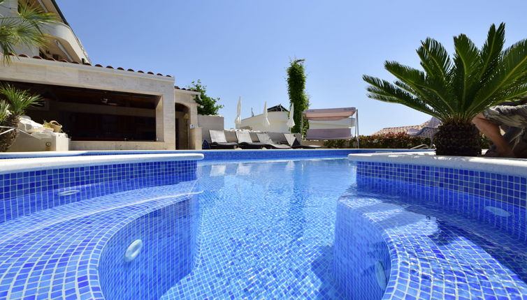 Photo 1 - Appartement de 2 chambres à Okrug avec piscine et jardin