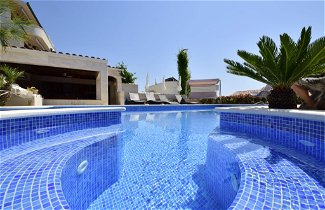 Foto 1 - Apartamento em Okrug com piscina e vistas do mar