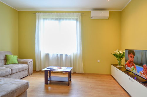 Foto 10 - Appartamento con 2 camere da letto a Matulji con giardino