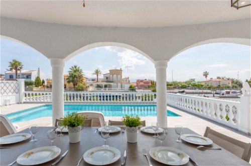 Foto 4 - Casa de 5 quartos em Castelló d'Empúries com piscina privada e vistas do mar
