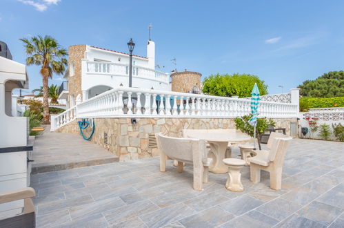 Foto 42 - Haus mit 5 Schlafzimmern in Castelló d'Empúries mit privater pool und garten