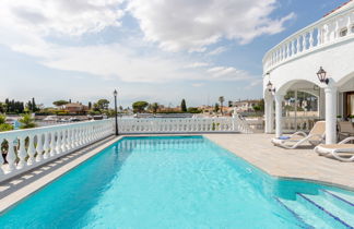 Foto 3 - Casa de 5 quartos em Castelló d'Empúries com piscina privada e vistas do mar