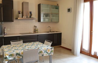 Photo 3 - 2 bedroom Apartment in Lazise with swimming pool and garden