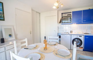 Photo 3 - 1 bedroom Apartment in Le Lavandou with swimming pool and garden