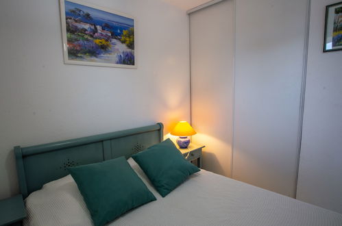 Foto 7 - Appartamento con 1 camera da letto a Le Lavandou con piscina e vista mare