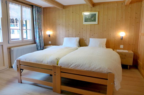 Foto 5 - Appartamento con 2 camere da letto a Lauterbrunnen con vista sulle montagne
