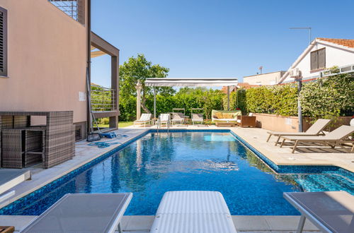 Foto 6 - Casa de 3 quartos em Tribunj com piscina e jardim