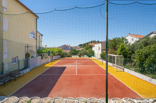 Foto 20 - Casa de 3 quartos em Tribunj com piscina e jardim