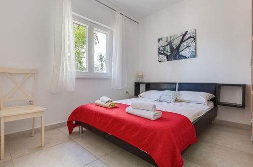 Foto 5 - Casa de 3 quartos em Tribunj com piscina e jardim