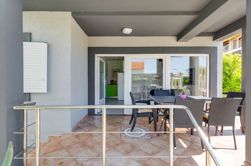 Foto 7 - Casa de 3 quartos em Tribunj com piscina e jardim