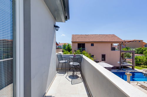 Foto 31 - Casa de 3 quartos em Tribunj com piscina e jardim