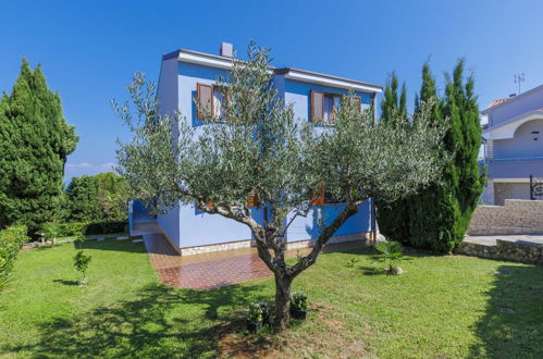 Foto 17 - Apartamento de 2 habitaciones en Umag con jardín y terraza