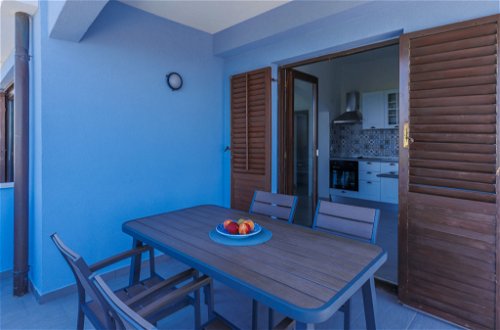 Foto 9 - Apartamento de 2 habitaciones en Umag con jardín y vistas al mar