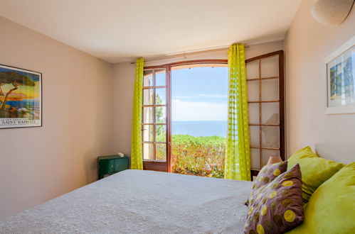 Foto 17 - Casa de 3 quartos em Saint-Raphaël com piscina privada e vistas do mar
