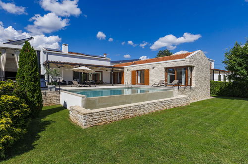 Foto 9 - Casa con 3 camere da letto a Sveti Petar u Šumi con piscina privata e giardino