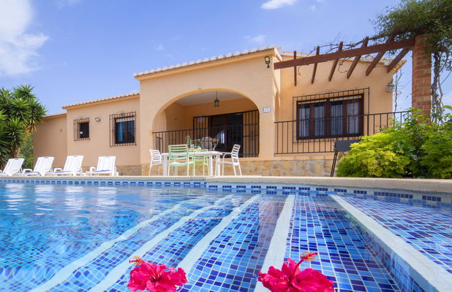 Casa de 4 quartos em Calp com piscina privada e jardim - Foto 1