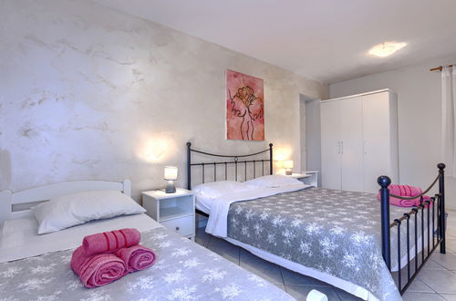 Foto 29 - Casa de 6 quartos em Višnjan com piscina privada e jardim