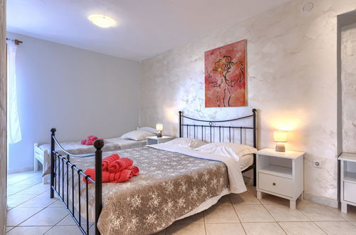 Foto 5 - Casa de 6 quartos em Višnjan com piscina privada e jardim
