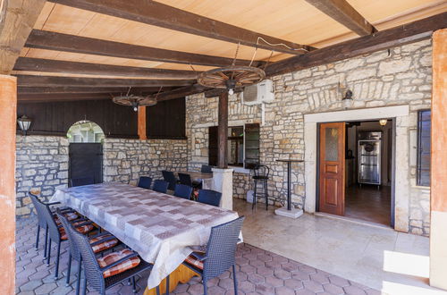 Foto 4 - Casa de 6 quartos em Višnjan com piscina privada e jardim