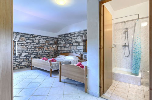 Foto 34 - Casa de 6 quartos em Višnjan com piscina privada e jardim