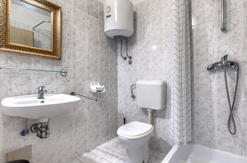 Foto 39 - Casa de 6 quartos em Višnjan com piscina privada e jardim