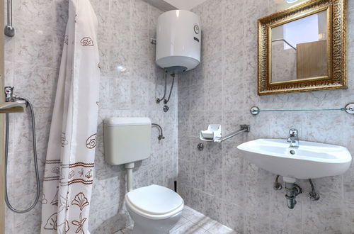 Foto 38 - Casa de 6 quartos em Višnjan com piscina privada e jardim