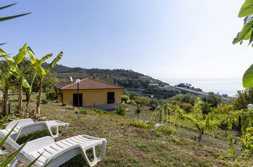 Foto 1 - Haus mit 2 Schlafzimmern in San Lorenzo al Mare mit garten und blick aufs meer