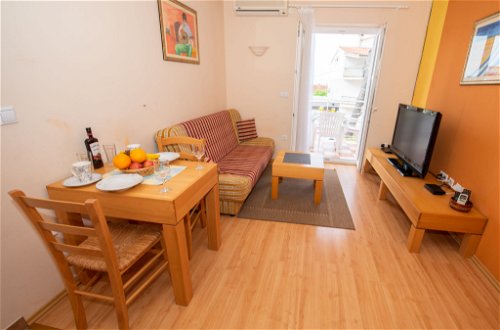 Foto 2 - Appartamento con 1 camera da letto a Makarska con vista mare