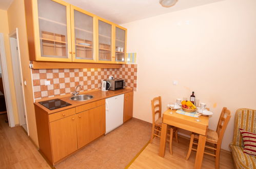 Foto 9 - Apartamento de 1 quarto em Makarska com vistas do mar
