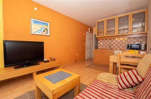 Foto 3 - Apartment mit 1 Schlafzimmer in Makarska mit blick aufs meer