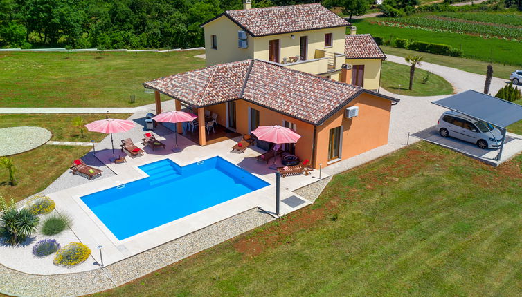 Photo 1 - Maison de 3 chambres à Pazin avec piscine privée et jardin