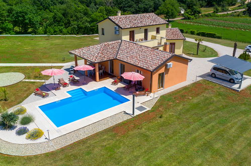 Photo 1 - Maison de 3 chambres à Pazin avec piscine privée et jardin