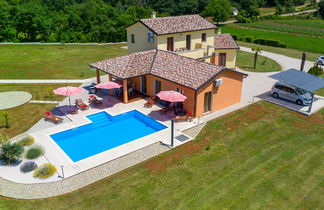 Photo 1 - Maison de 3 chambres à Pazin avec piscine privée et jardin