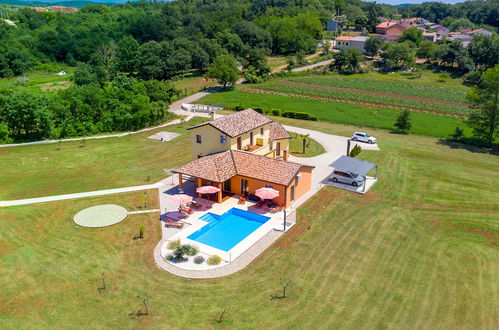 Foto 2 - Casa con 3 camere da letto a Pazin con piscina privata e giardino