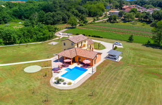 Foto 2 - Casa de 3 habitaciones en Pazin con piscina privada y jardín