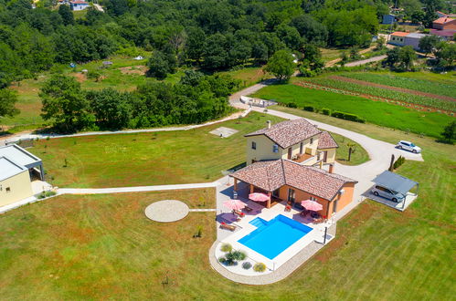 Foto 24 - Casa con 3 camere da letto a Pazin con piscina privata e giardino