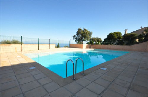 Foto 19 - Apartment mit 1 Schlafzimmer in Cavalaire-sur-Mer mit schwimmbad und blick aufs meer