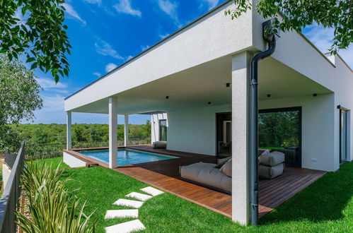 Photo 1 - Maison de 2 chambres à Bale avec piscine privée et vues à la mer