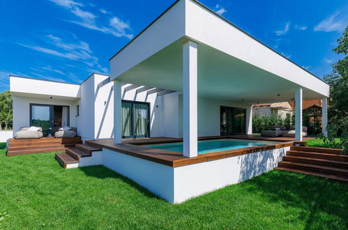 Photo 3 - Maison de 2 chambres à Bale avec piscine privée et vues à la mer