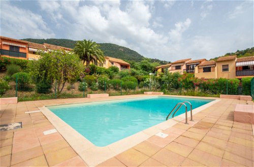 Foto 5 - Appartamento con 1 camera da letto a Cavalaire-sur-Mer con piscina e vista mare