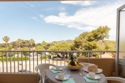 Foto 1 - Appartamento con 1 camera da letto a Hyères con terrazza e vista mare