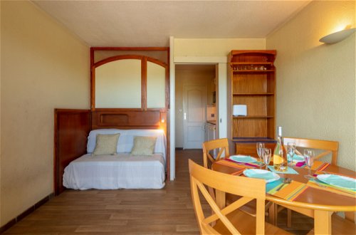 Foto 2 - Appartamento con 1 camera da letto a Hyères con terrazza e vista mare