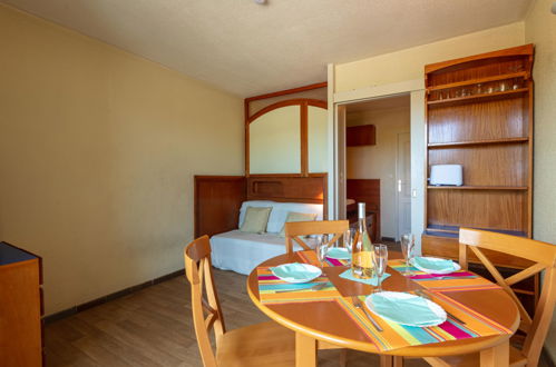 Foto 10 - Appartamento con 1 camera da letto a Hyères con terrazza e vista mare