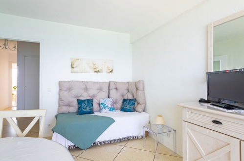 Foto 6 - Appartamento con 1 camera da letto a Le Lavandou con giardino e vista mare