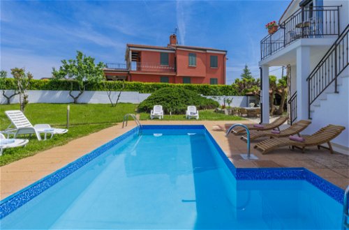 Foto 32 - Casa con 4 camere da letto a Poreč con piscina privata e giardino